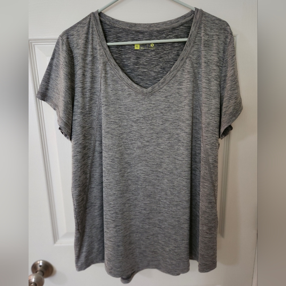 Xersion Women's Short Sleeve V-neck Semi-Fit T-shirt Gray Size XL NWOT